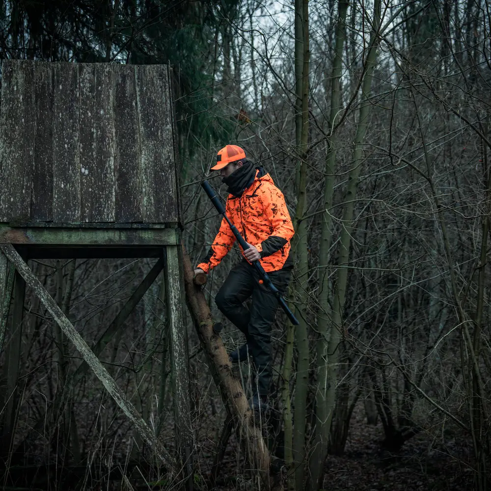 Kamuflaż ostrzegawczy Orange Blaze InVis MPC w kurtce myśliwskiej Trax Blaze